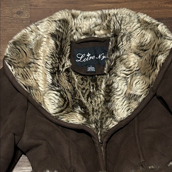 Loire NY Faux Fur Lined and Suede Wind-Blocking Pop Up Faux Fur Collar - Medium - Picture 7 of 14